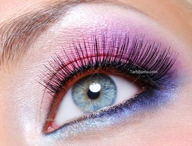 تصویر با کیفیت چشم آبی با سایه چشم صورتی